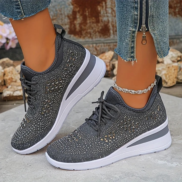 Sneakersy damskie na podwyższonej podeszwie ze sznurowaniem i ozdobnymi kryształkami - Szary