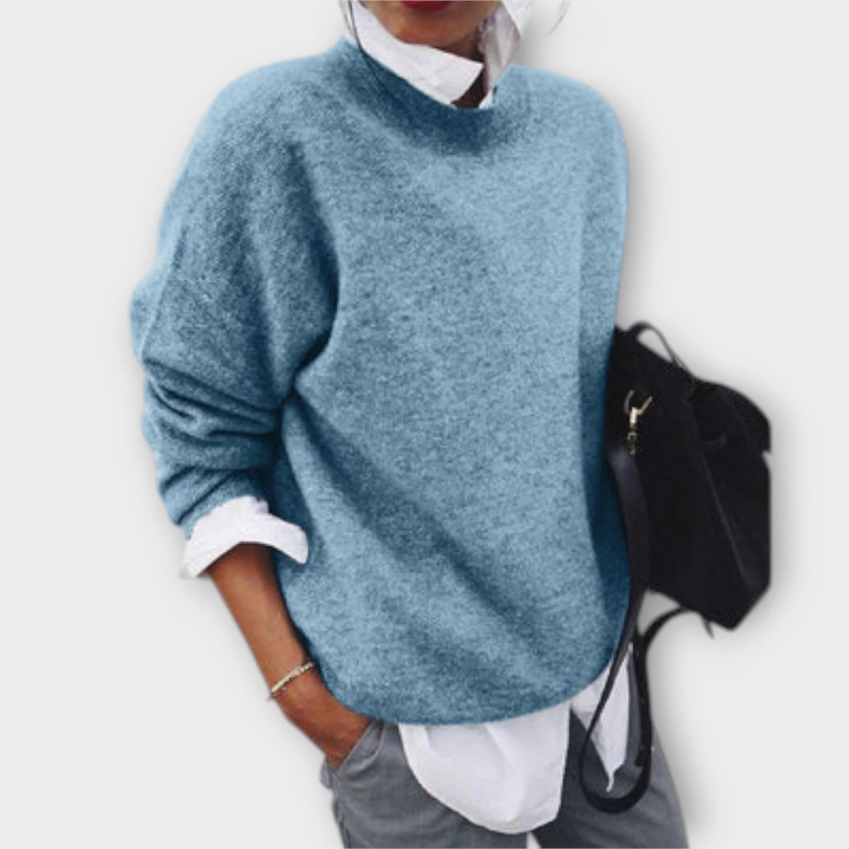 Sweter damski oversize z koszulowymi wstawkami i obniżoną linią ramion - Niebieski