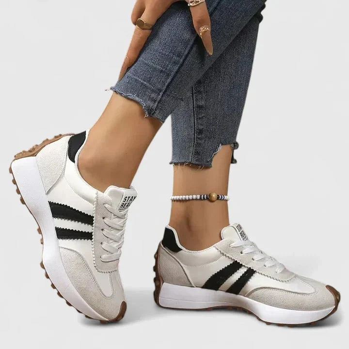 Sneakersy damskie sznurowane na grubszej podeszwie w stylu retro - Biały