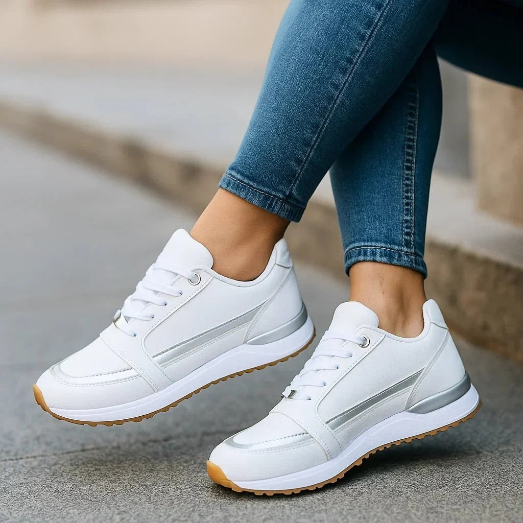 Sneakersy damskie na grubej podeszwie z okrągłym noskiem i sznurowaniem - Biały