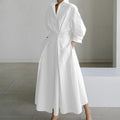 Sukienka damska koszulowa maxi z kołnierzykiem i rozkloszowanym dołem - Biały