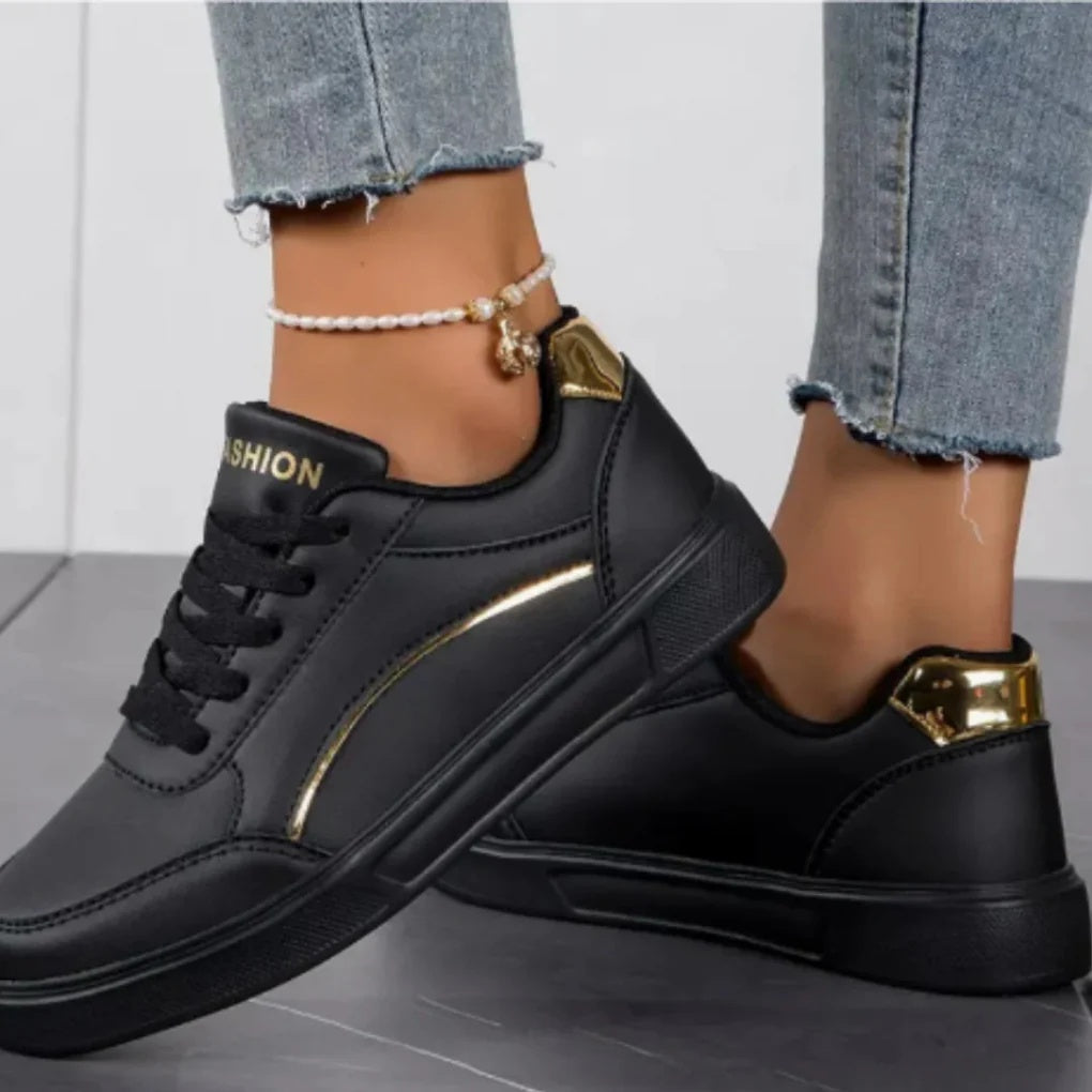 Sneakersy damskie niskie sznurowane na grubej podeszwie z metalicznymi detalami - Czarny
