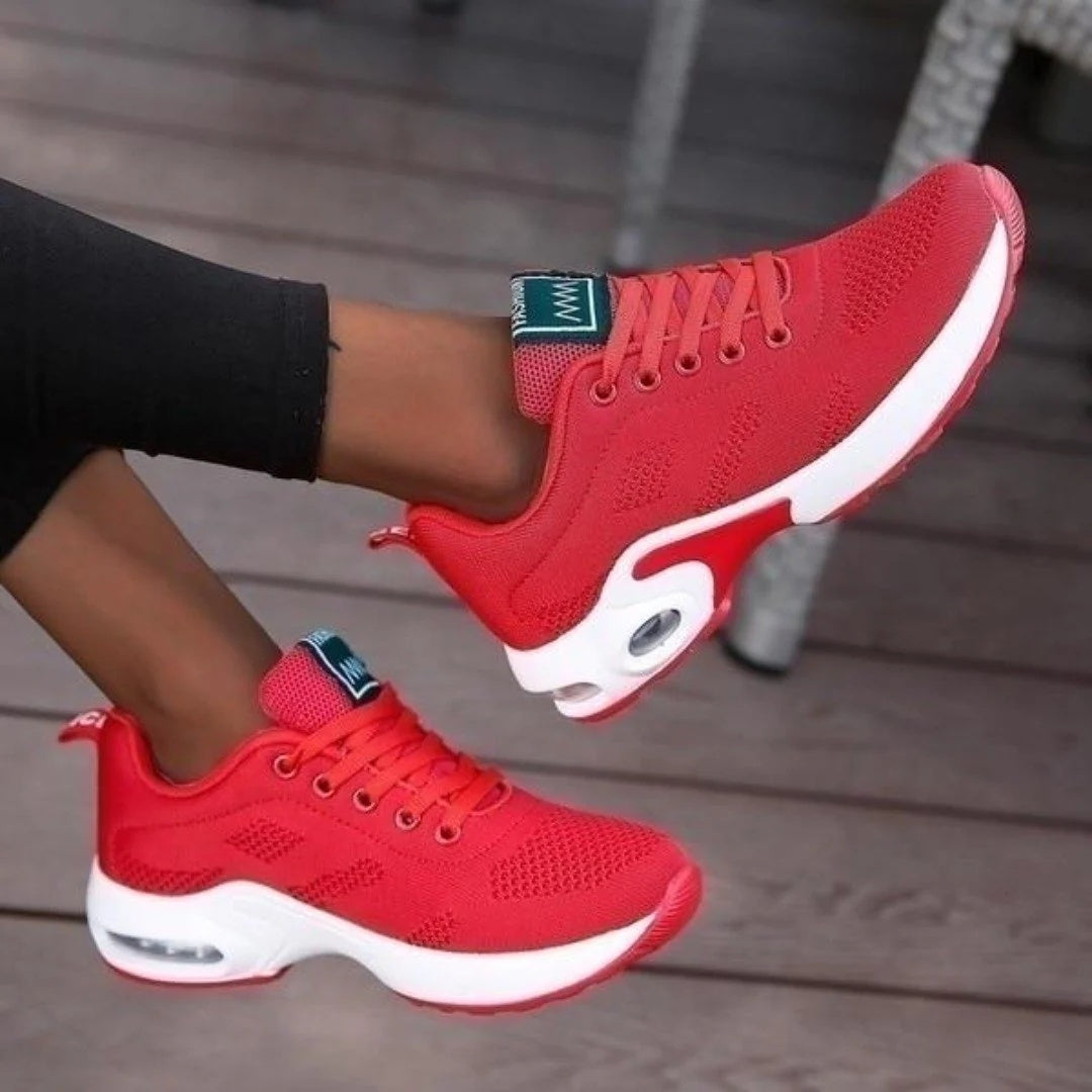 Buty sportowe damskie sznurowane z perforowaną cholewką i grubą podeszwą - Czerwony