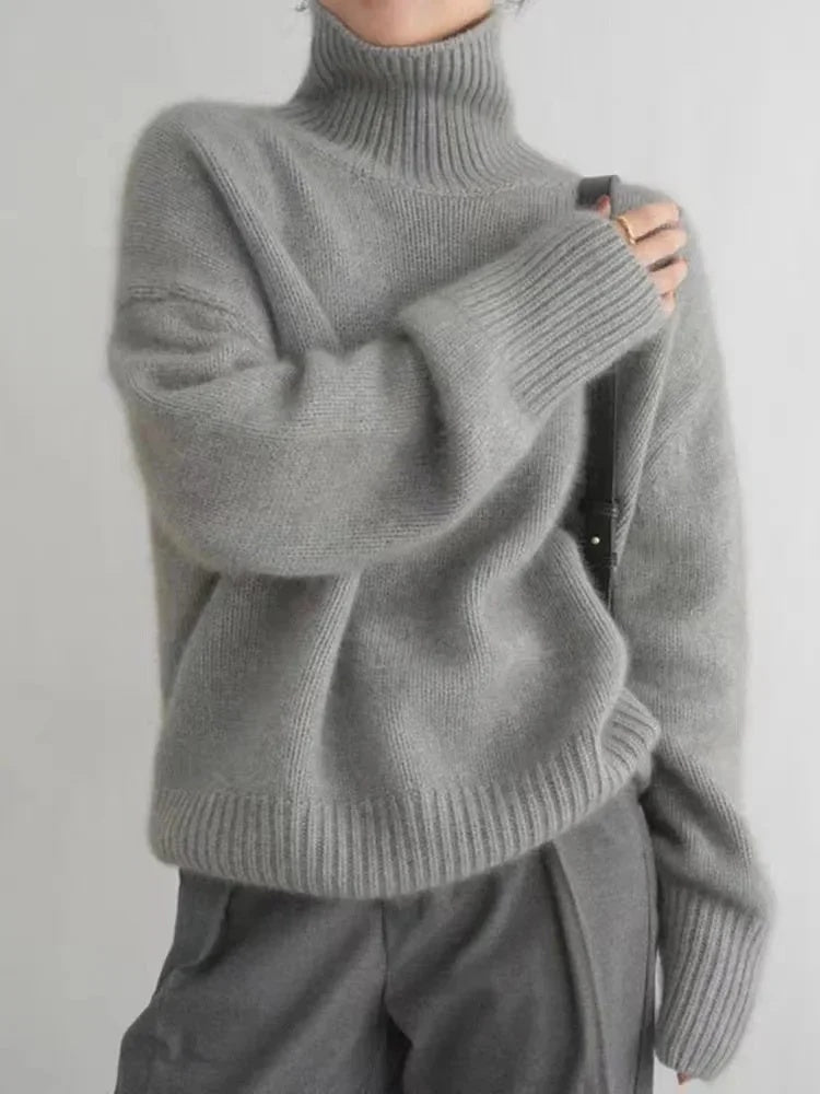Sweter damski oversize z wysokim golfem i długimi rękawami - Khiai