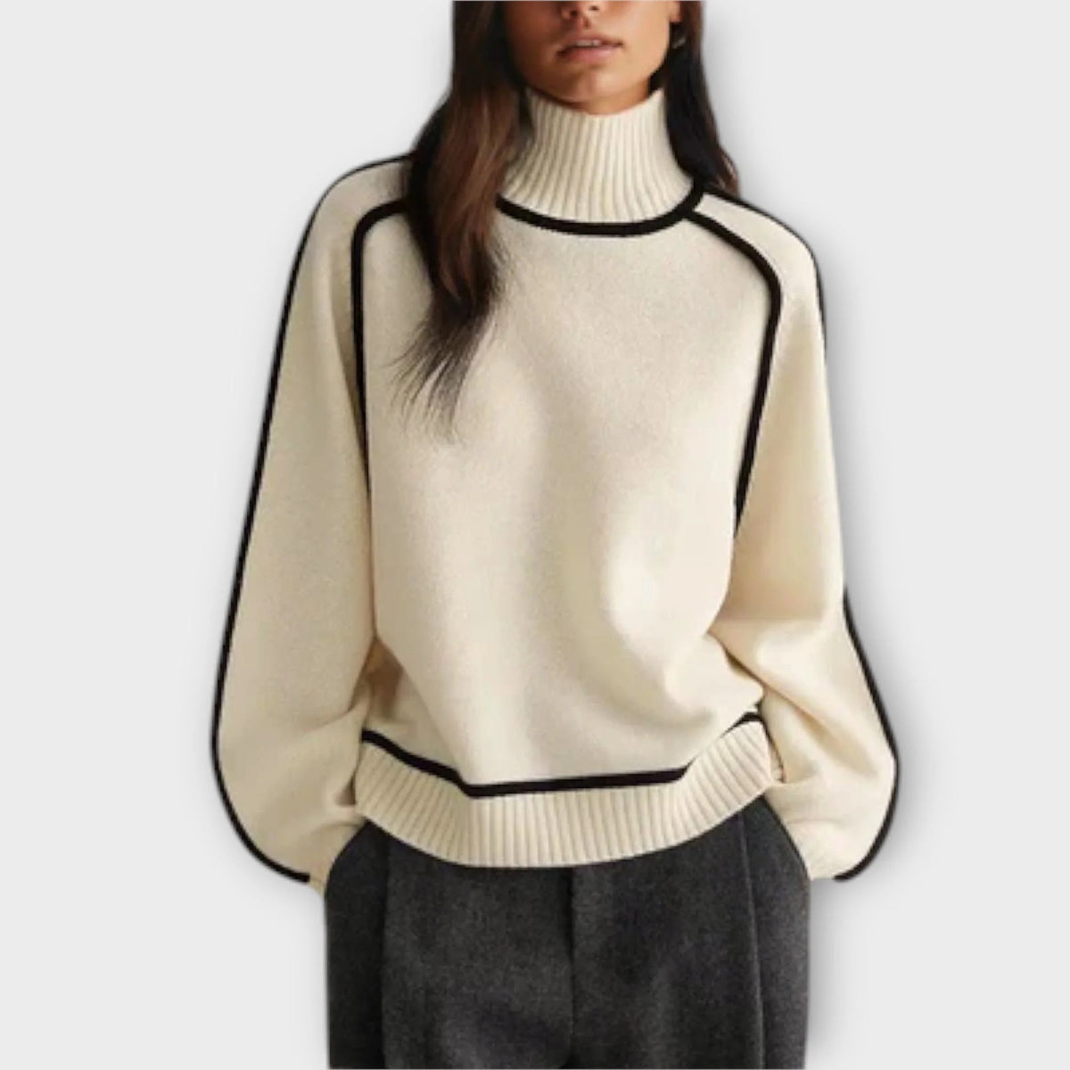 Sweter damski oversize z golfem i kontrastową lamówką - Biały