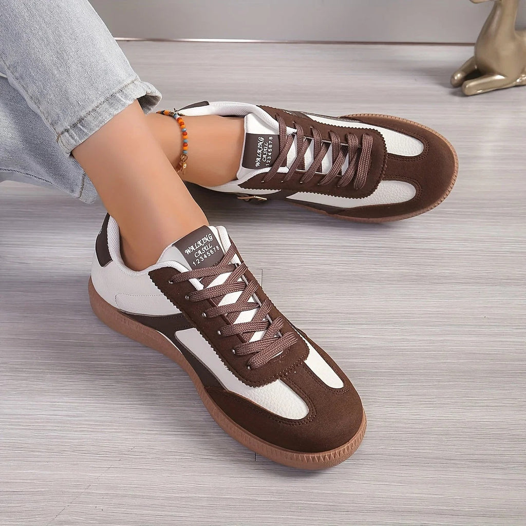 Sneakersy damskie niskie sznurowane w stylu retro na płaskiej podeszwie - Kawowy