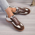 Sneakersy damskie niskie sznurowane w stylu retro na płaskiej podeszwie - Kawowy