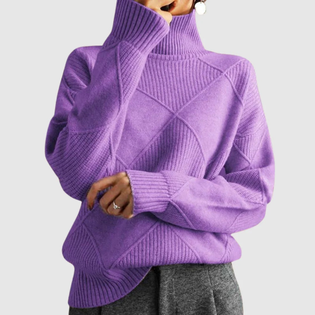 Sweter damski oversize z wysokim golfem i wypukłym wzorem w romby - Jasny Fioletowy