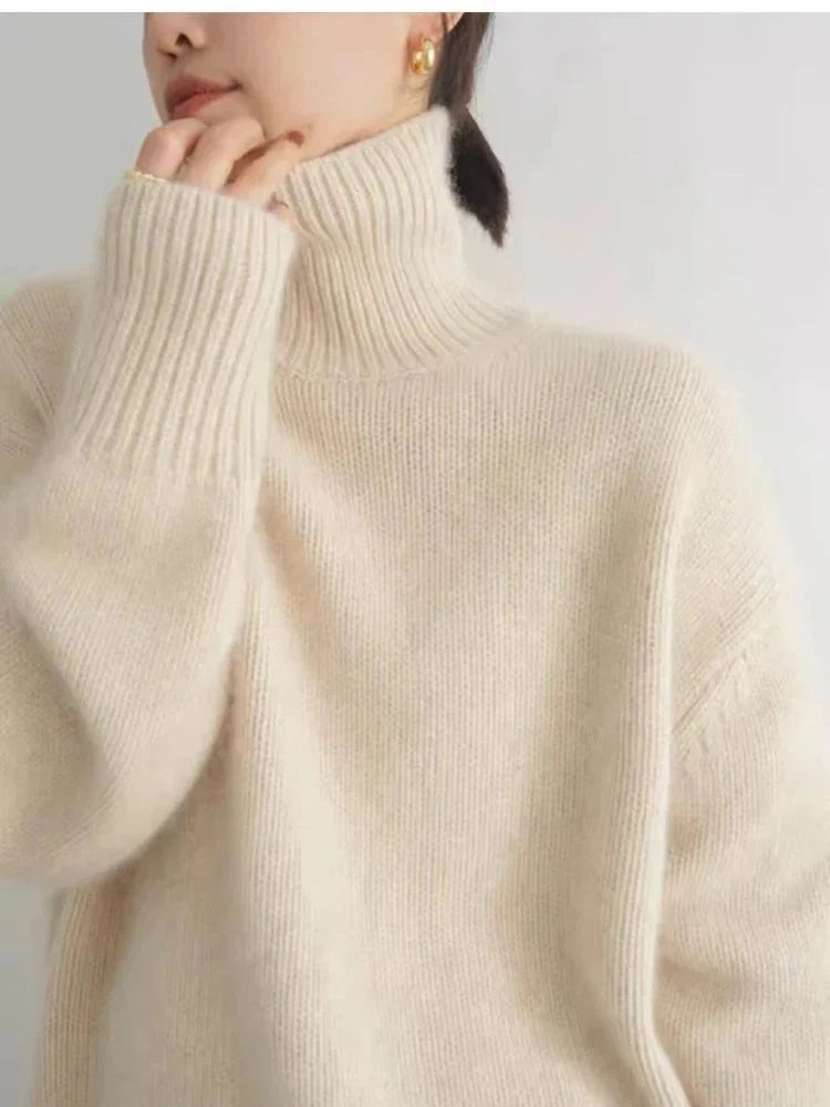 Sweter damski oversize z wysokim golfem i długimi rękawami - Beżowy