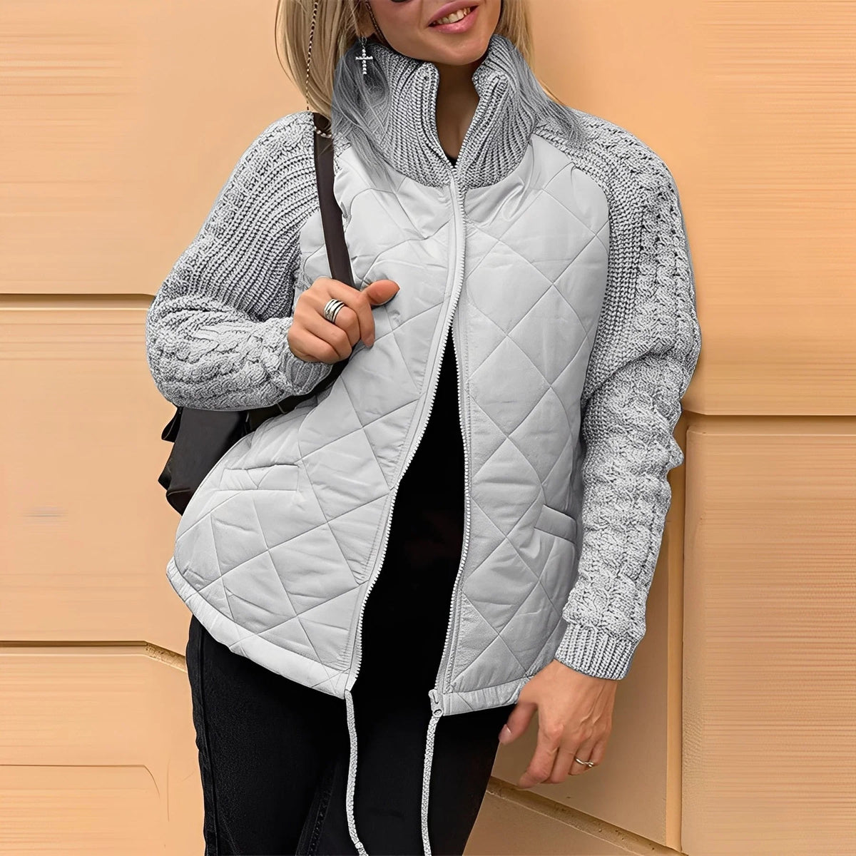 Kurtka damska pikowana z wysokim kołnierzem i rękawami o swetrowym splocie - Szary