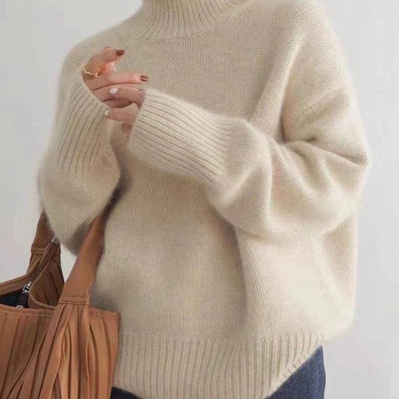 Sweter damski oversize z golfem i długimi rękawami - Beżowy
