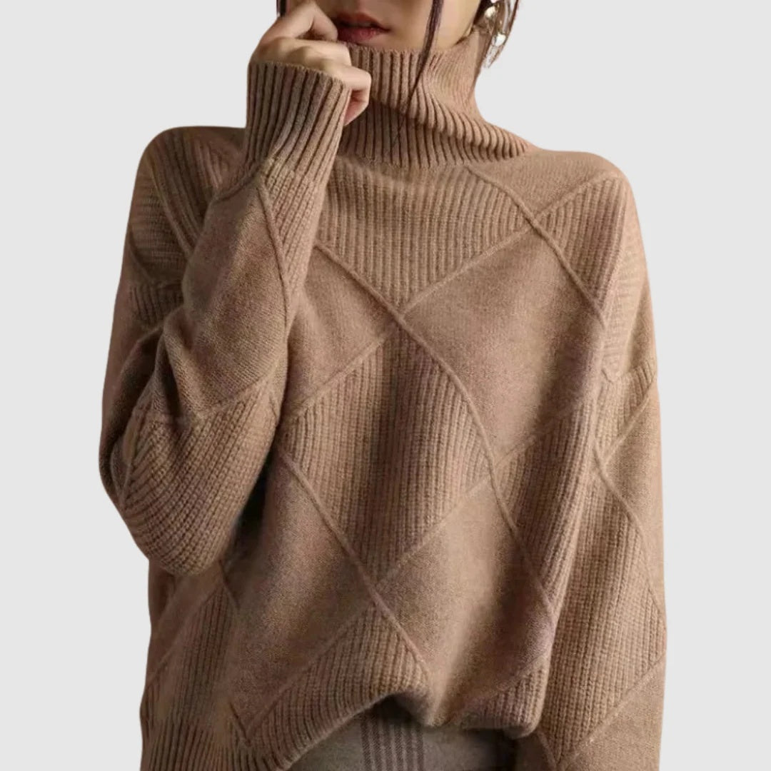 Sweter damski oversize z wysokim golfem i wypukłym wzorem w romby - Brązowy