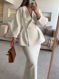 Komplet damski elegancki z taliowaną marynarką i długą spódnicą - Biały