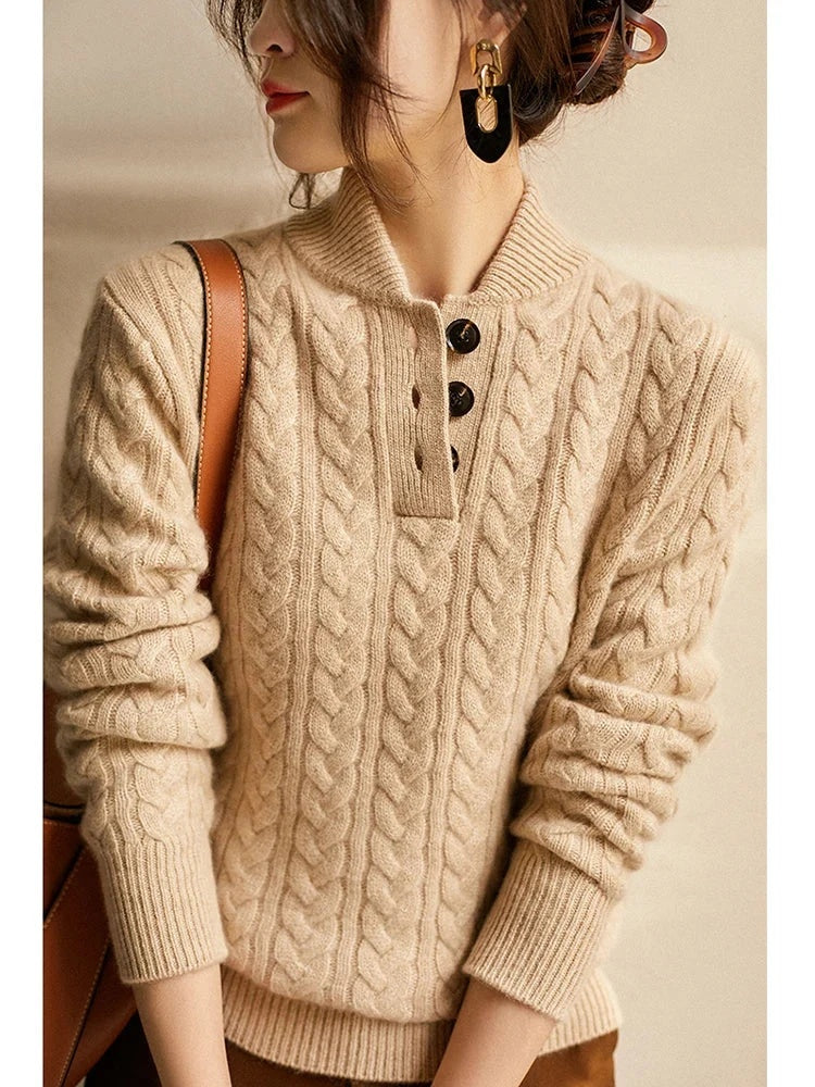 Sweter damski w warkoczowy wzór ze stójką i krótkim zapięciem na guziki - Khaki