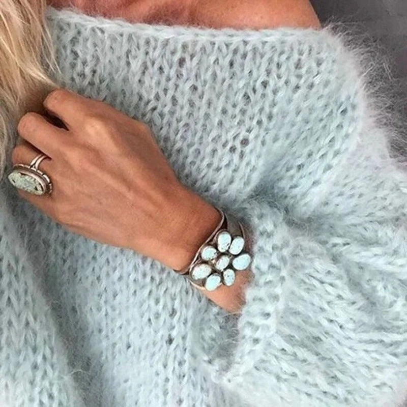 Sweter damski oversize z szerokim dekoltem i długimi rękawami - Niebieski