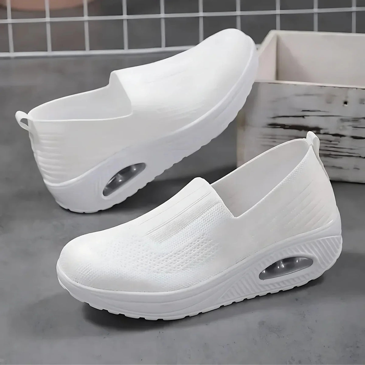 Buty sportowe damskie wsuwane na profilowanej podeszwie z wycięciem - Biały