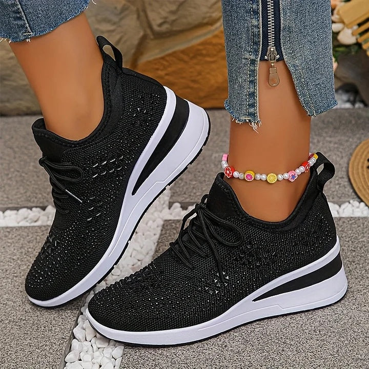 Sneakersy damskie na podwyższonej podeszwie ze sznurowaniem i ozdobnymi kryształkami - Czarny