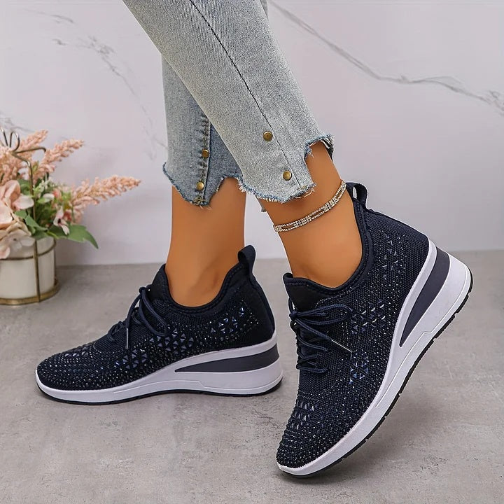 Sneakersy damskie na podwyższonej podeszwie ze sznurowaniem i ozdobnymi kryształkami - Granatowy