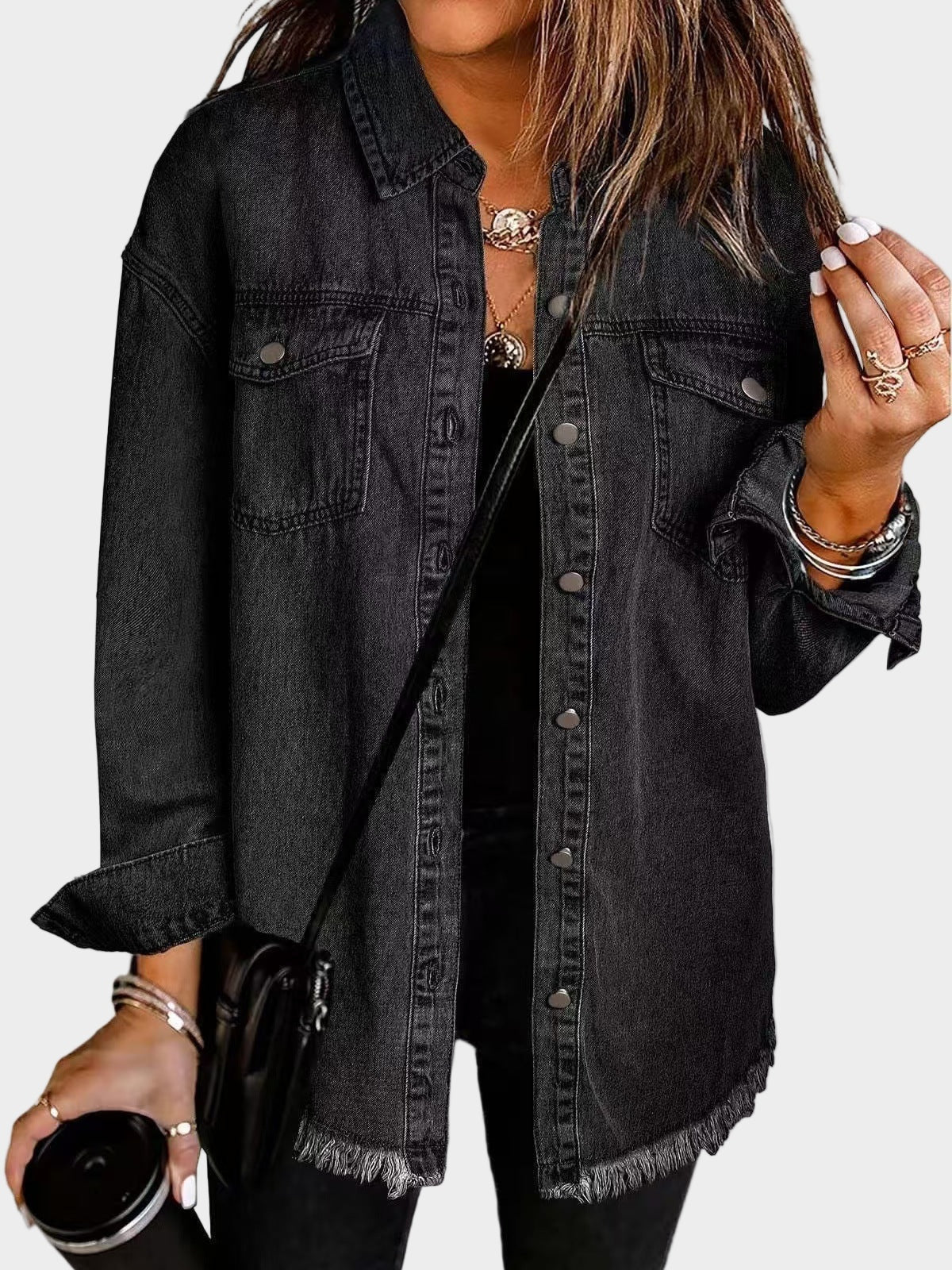 Kurtka damska koszulowa oversize z postrzępionym dołem i kieszeniami - Czarny