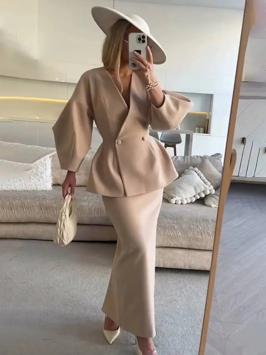 Komplet damski elegancki z taliowaną marynarką i długą spódnicą - Morelowy