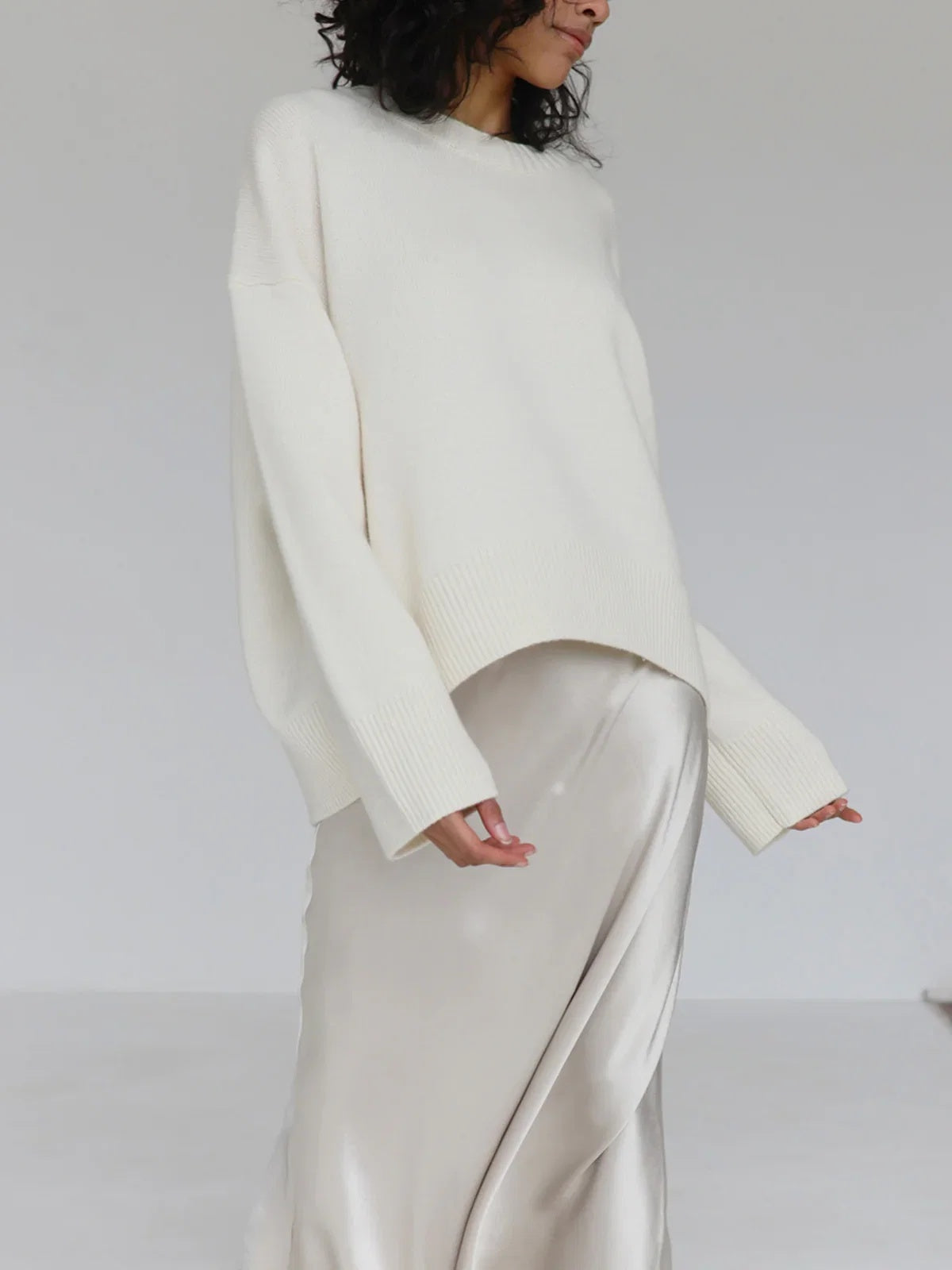 Sweter damski oversize z okrągłym dekoltem i długimi rękawami - Białe