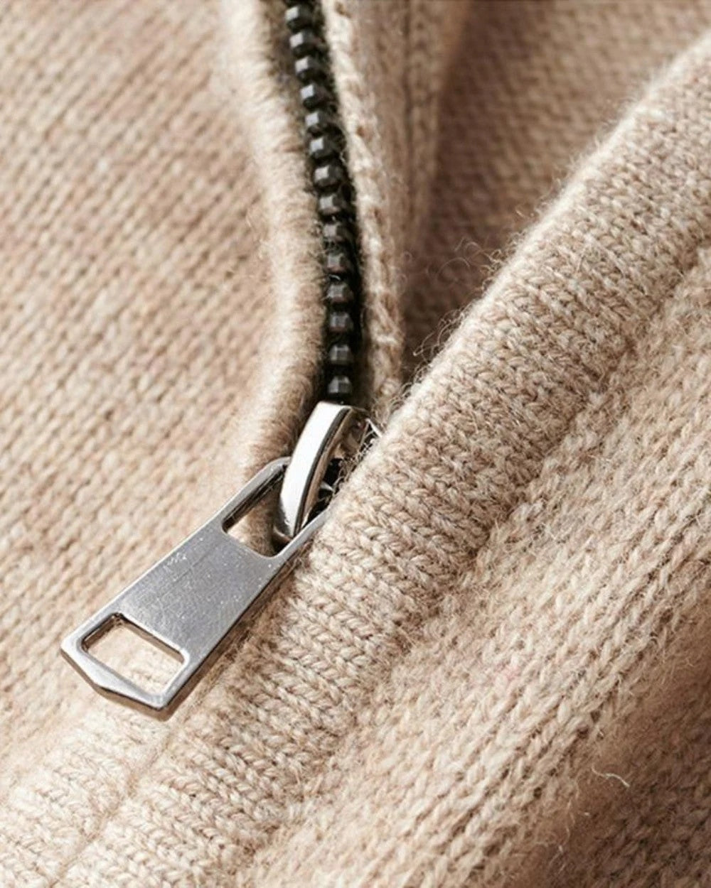 Sweter męski ze stójką i krótkim zamkiem o prostym kroju - Beżowy