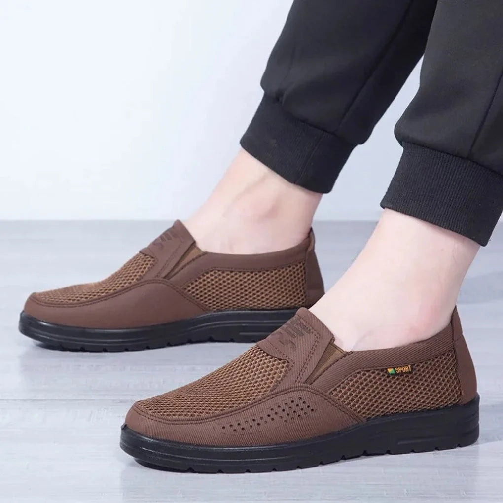 Buty męskie wsuwane z siateczką i perforowanymi wstawkami - Brązowy