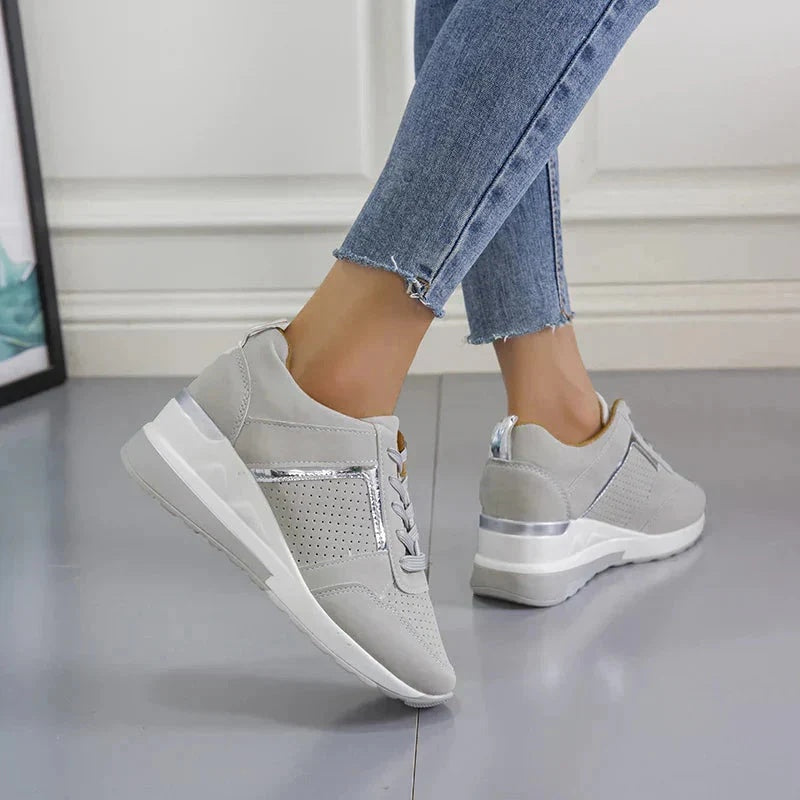 Sneakersy damskie na podwyższonej podeszwie ze sznurowaniem - Szary