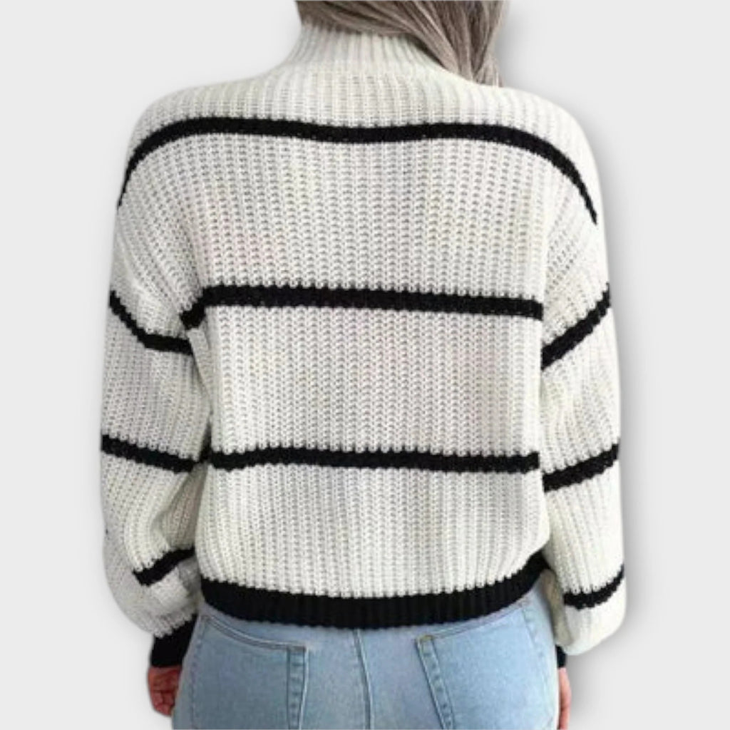 Sweter damski oversize w paski z półgolfem i szerokimi rękawami - Biały
