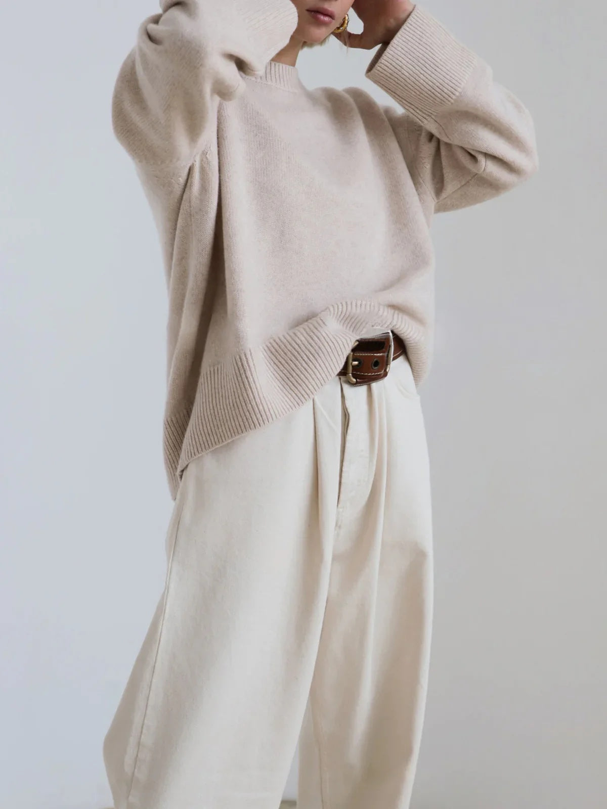 Sweter damski oversize z okrągłym dekoltem i długimi rękawami - Beżowy