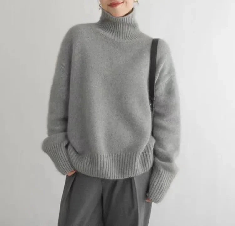 Sweter damski oversize z wysokim golfem i długimi rękawami - Khiai