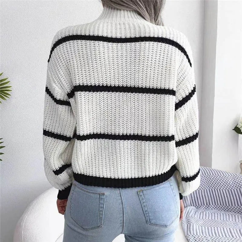 Sweter damski w paski z półgolfem i długimi rękawami - Biały