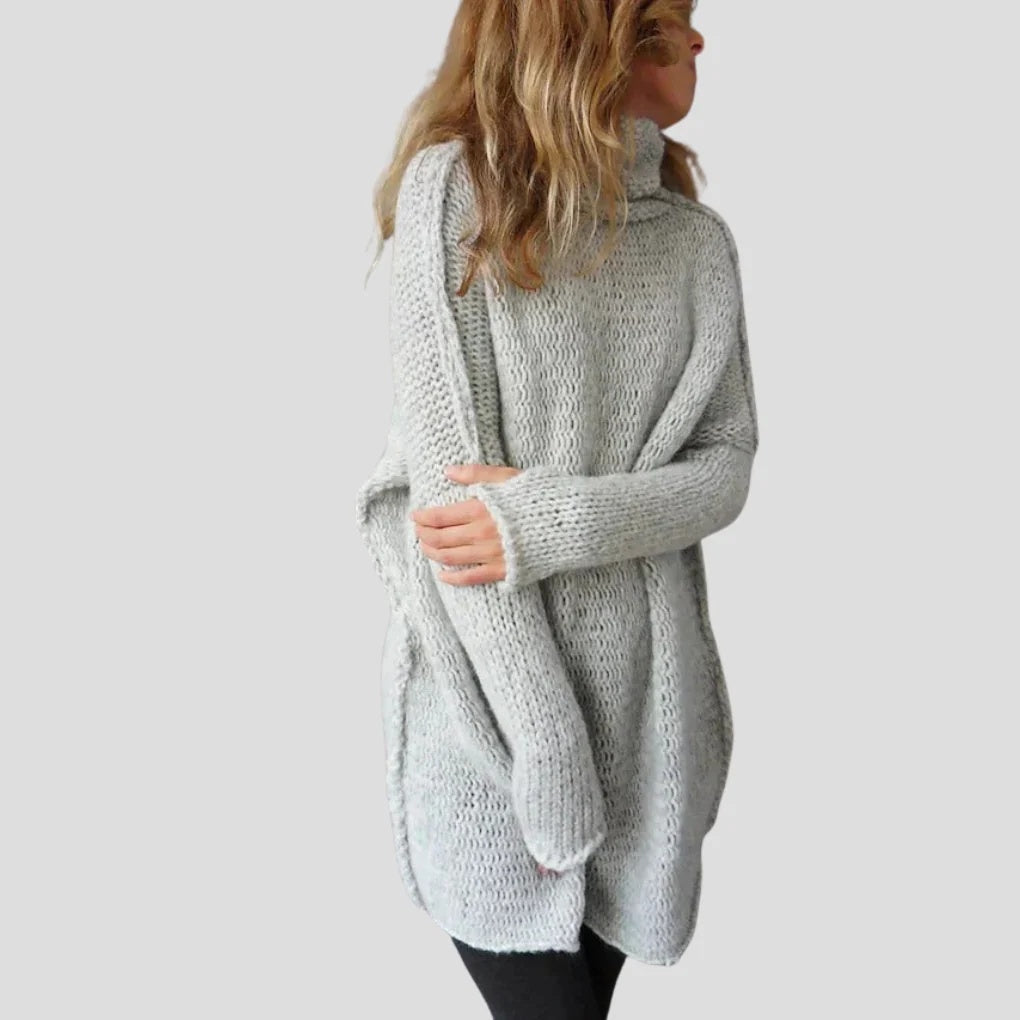 Sweter damski oversize ażurowy z golfem i asymetrycznym dołem