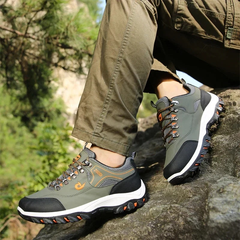 Buty trekkingowe męskie niskie sznurowane z bieżnikowaną podeszwą - Khiai