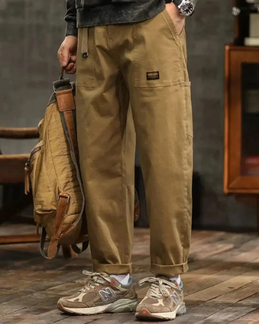 Spodnie męskie cargo o luźnym kroju z kieszeniami i paskiem - Khaki