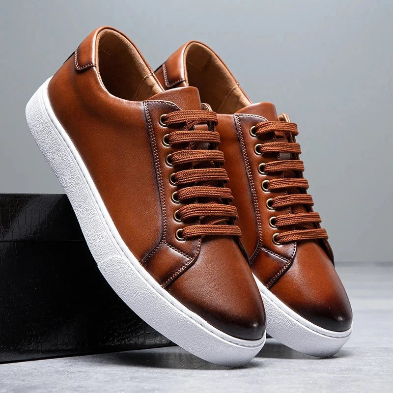 Sneakersy męskie niskie sznurowane z okrągłym noskiem i grubą podeszwą - Brązowy