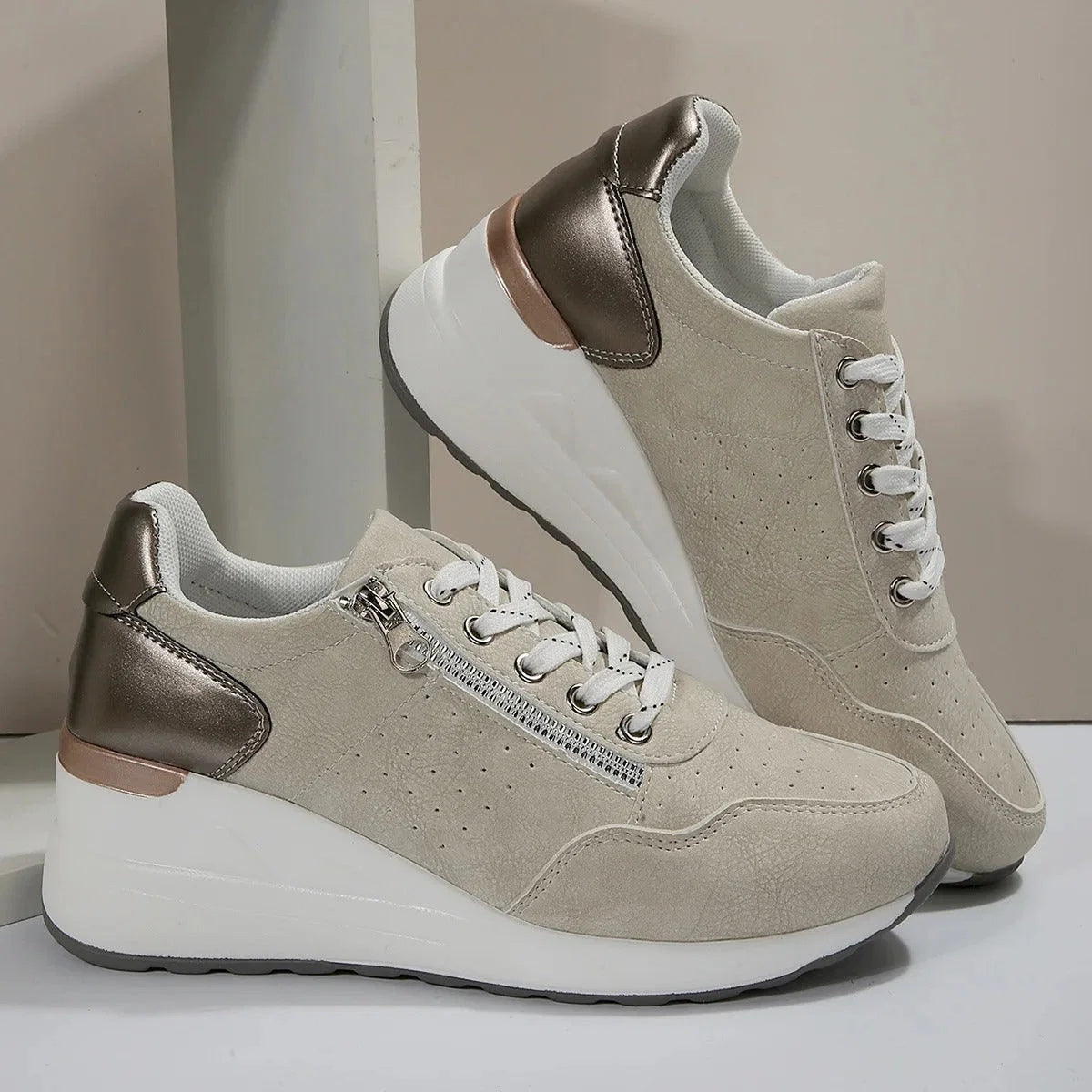 Sneakersy damskie niskie sznurowane na podwyższonej podeszwie - Khaki