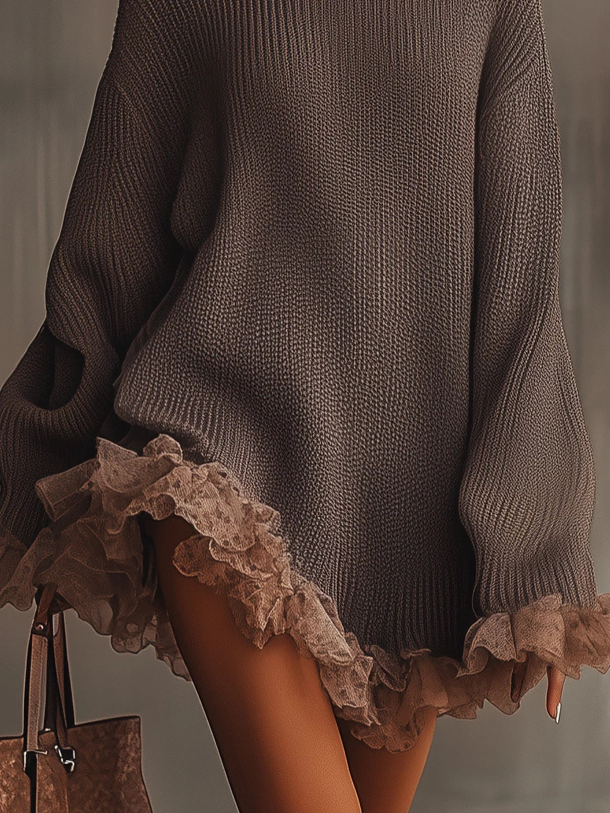 Sweter damski oversize z golfem i falbanami przy mankietach oraz dole