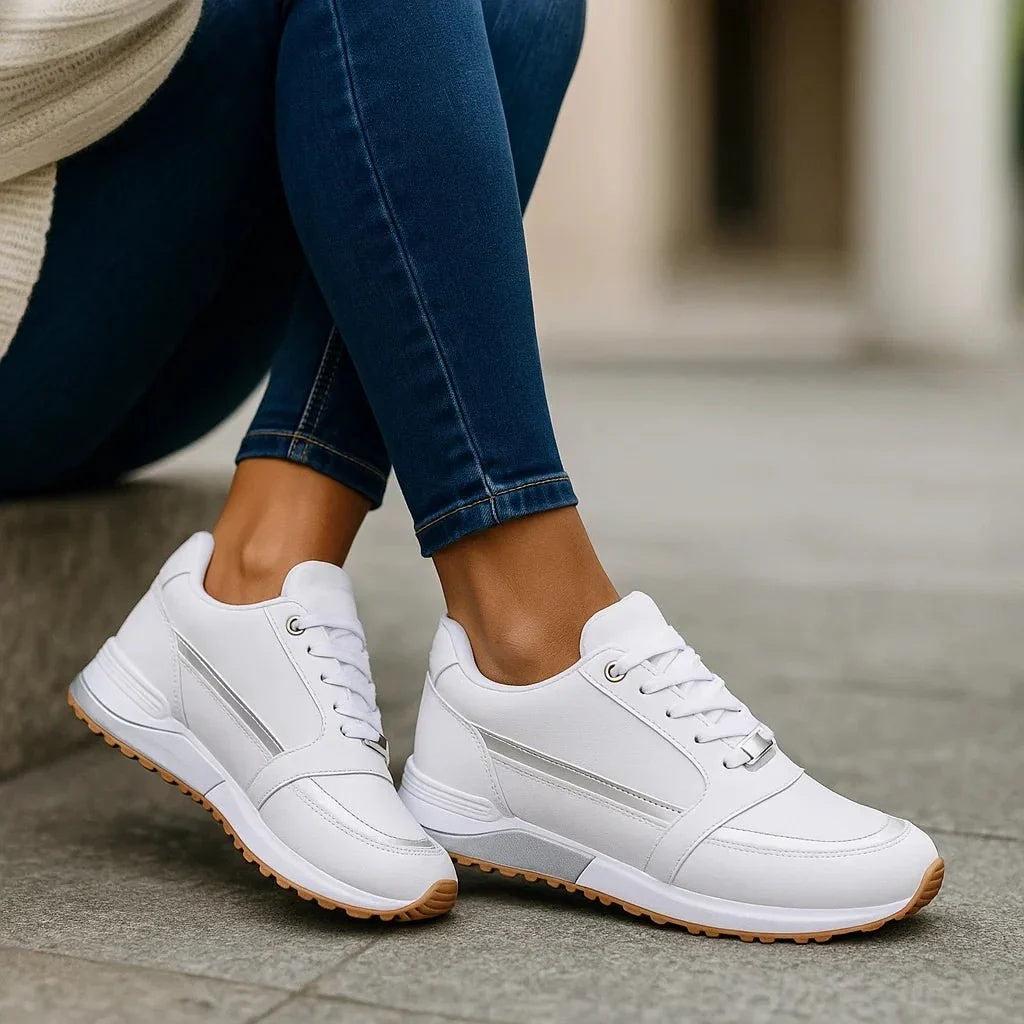 Sneakersy damskie na grubej podeszwie z okrągłym noskiem i sznurowaniem - Biały