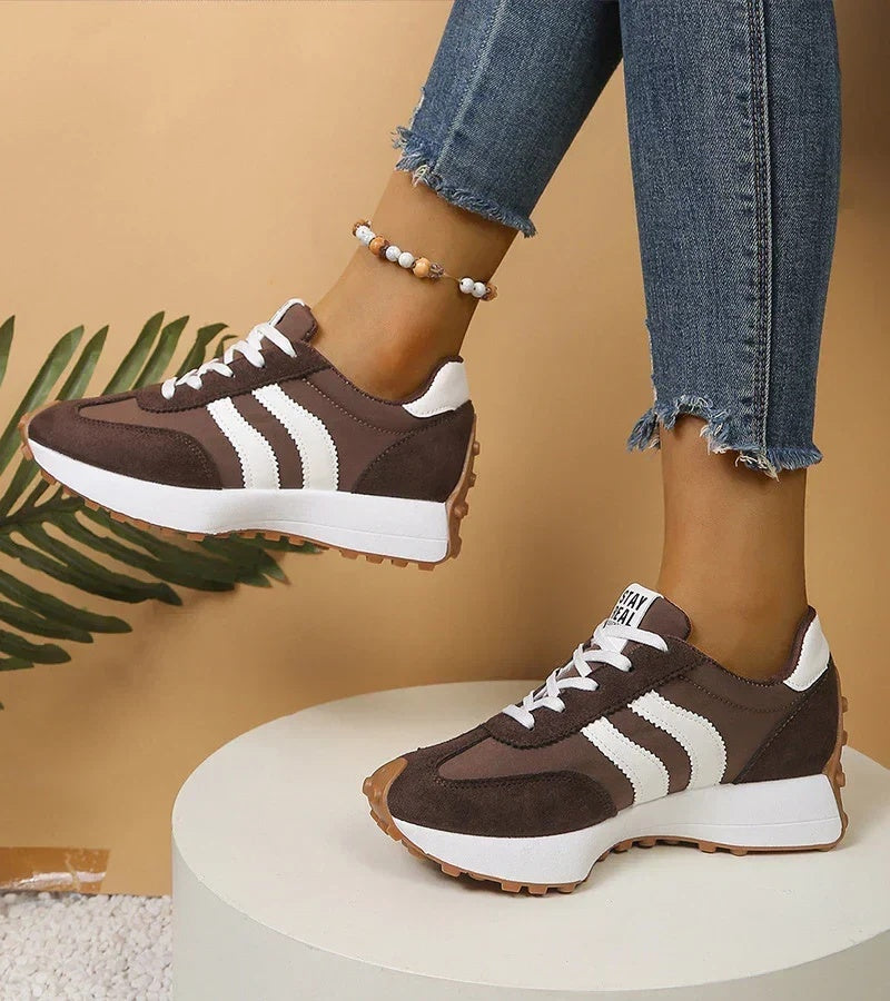 Sneakersy damskie sznurowane na grubej podeszwie ze zwierzęcym wzorem - Ciemnobrązowy
