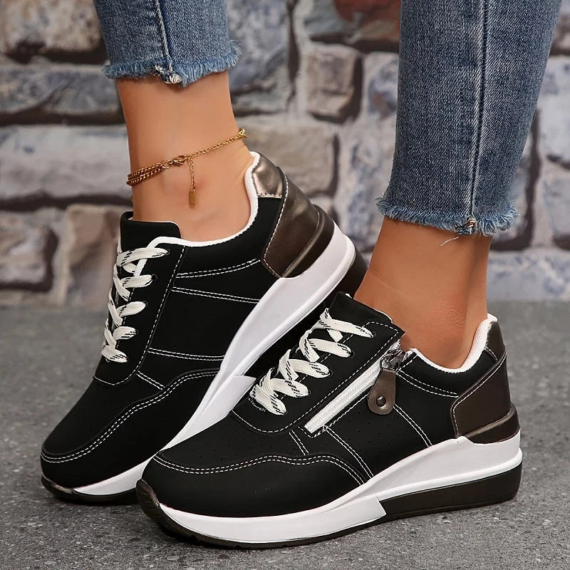 Sneakersy damskie na platformie ze sznurowaniem i bocznym zamkiem - Czarny