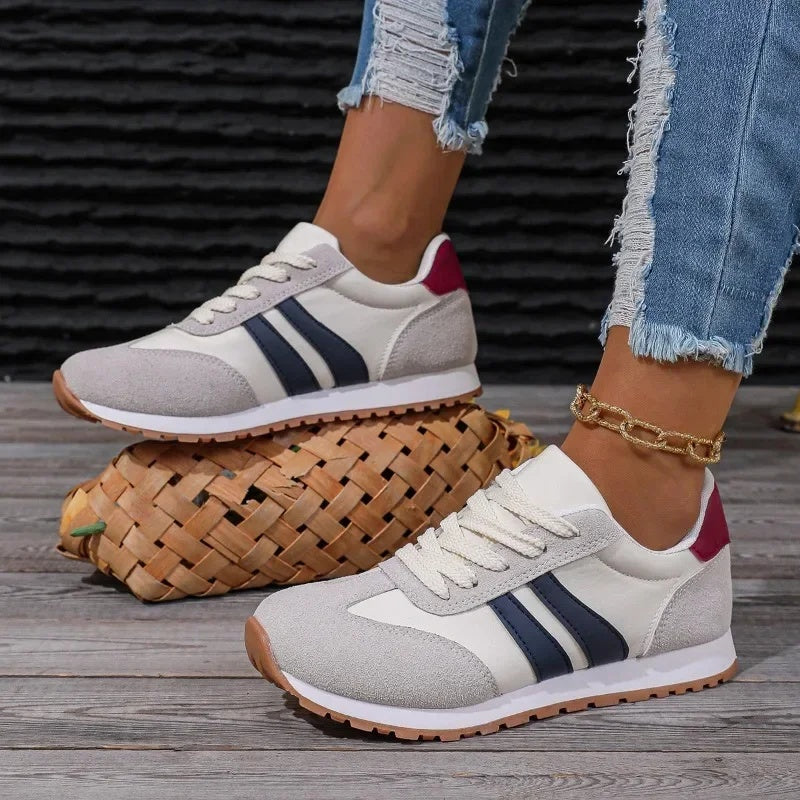 Sneakersy damskie niskie sznurowane z okrągłym noskiem i płaską podeszwą - Niebieski