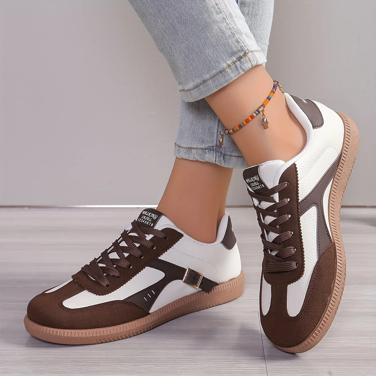 Sneakersy damskie niskie sznurowane w stylu retro na płaskiej podeszwie - Kawowy