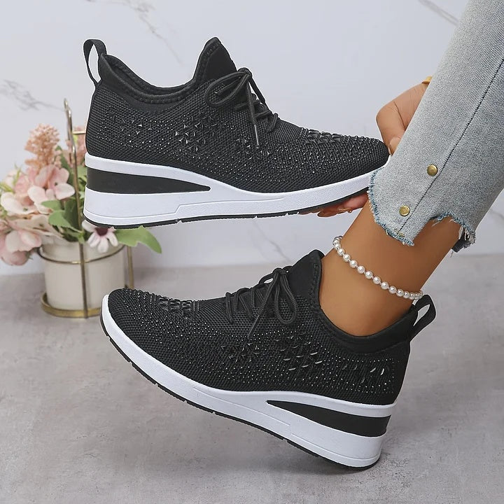 Sneakersy damskie na podwyższonej podeszwie ze sznurowaniem i ozdobnymi kryształkami - Czarny