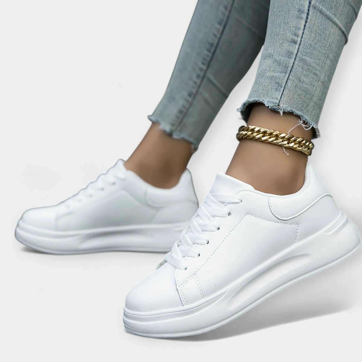 Sneakersy damskie niskie sznurowane na płaskiej podeszwie - Biały