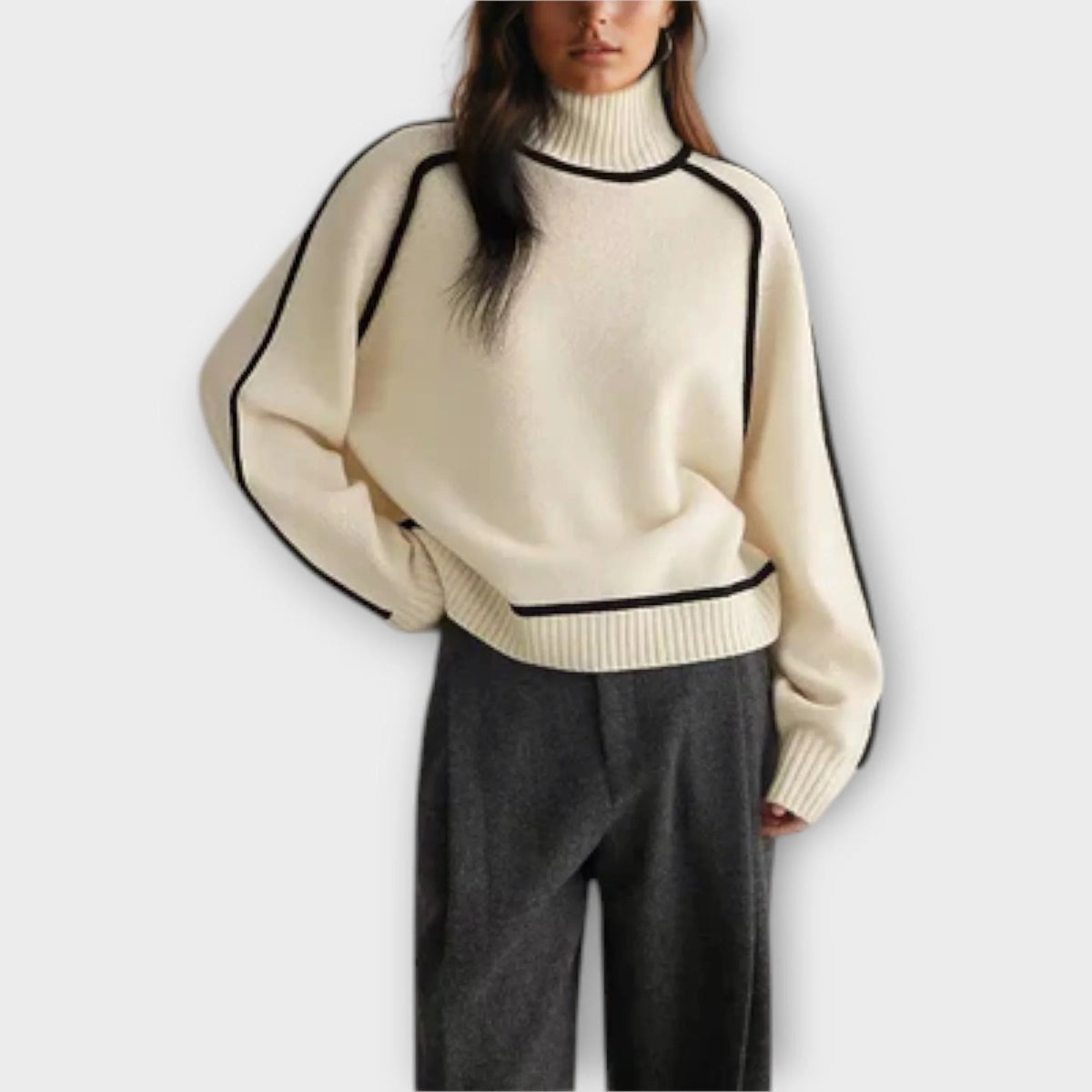 Sweter damski oversize z golfem i kontrastową lamówką - Biały