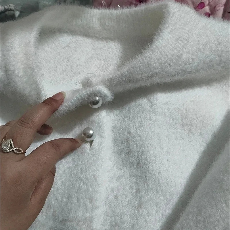 Kardigan damski puszysty z okrągłym dekoltem i ozdobnymi guzikami - Biały