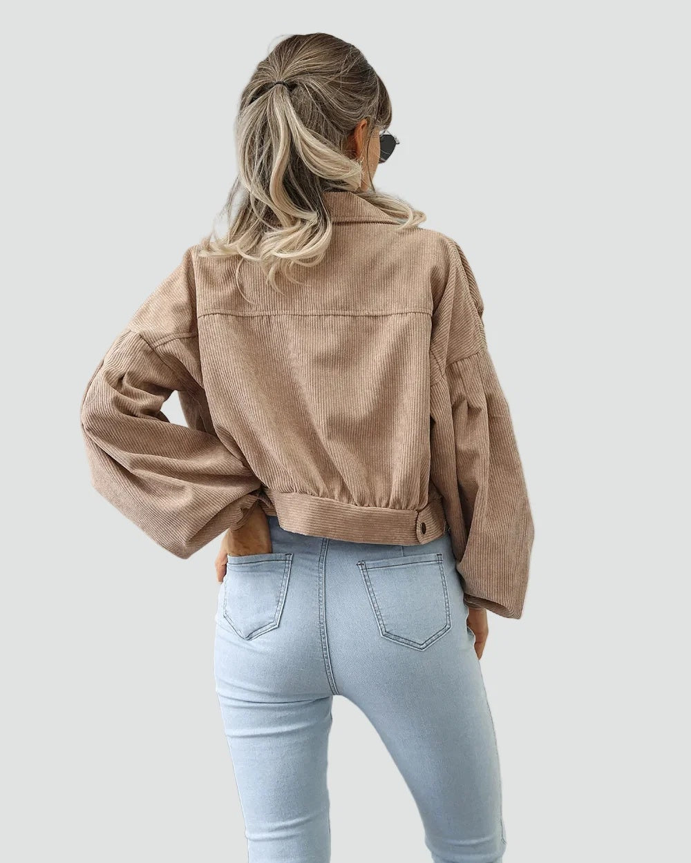Kurtka damska krótka oversize z bufiastymi rękawami i kieszeniami - Khaki