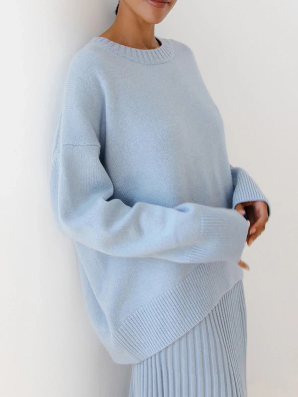 Sweter damski oversize z okrągłym dekoltem i długimi rękawami - Niebieski