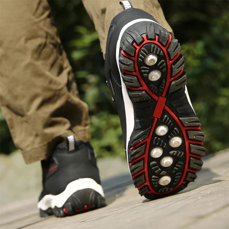 Buty trekkingowe męskie niskie sznurowane z bieżnikowaną podeszwą - Czarny